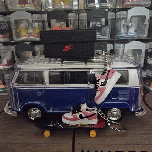 Nike Air Force 1 pair of mini sneakers keychain. - Picture 8 of 8